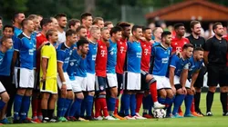 UN AMISTOSO. Las formaciones de ambos equipos posan para la foto.