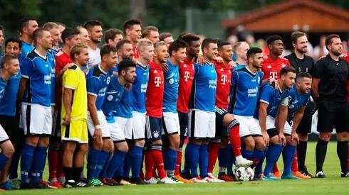 UN AMISTOSO. Las formaciones de ambos equipos posan para la foto.