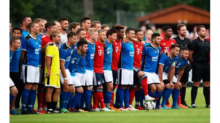 UN AMISTOSO. Las formaciones de ambos equipos posan para la foto.