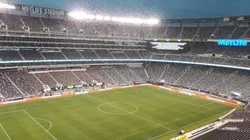 TODOS AL CUBIERTO. Así están las gradas del Metlife Stadium por la tormenta eléctrica.