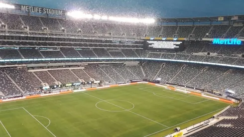 TODOS AL CUBIERTO. Así están las gradas del Metlife Stadium por la tormenta eléctrica.