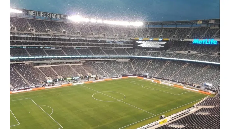 TODOS AL CUBIERTO. Así están las gradas del Metlife Stadium por la tormenta eléctrica.