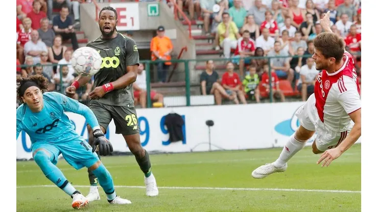 Guillermo Ochoa fue titular en el Standard Lieja vs Ajax por Champions League.