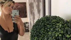 Wanda Nara reveló un videito detrás de escena con un short bien cortito agarrando una guitarra