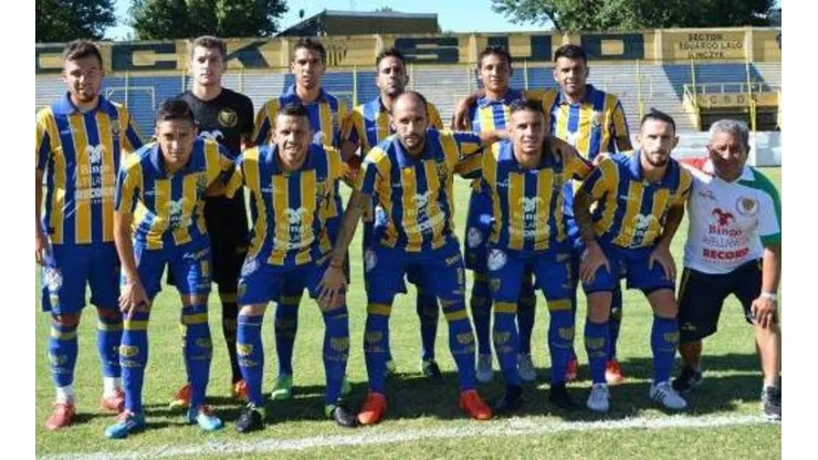 Dock Sud se armó un equipo con 5 refuerzos de lujo para ascender