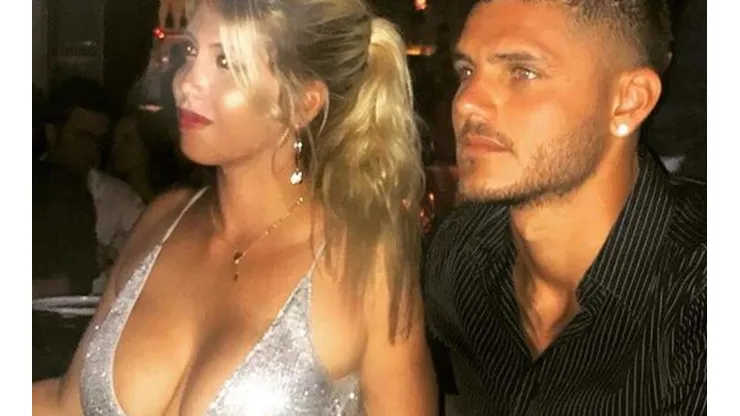 No era Wanda Nara, estaba encima de Mauro Icardi y por los celos ella escribió: "Ese es mi lugar"