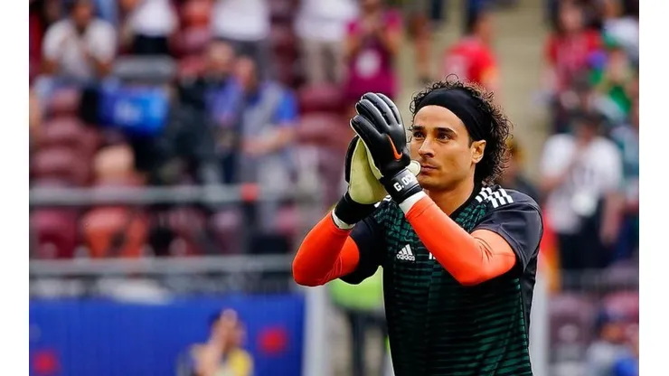 Guillermo Ochoa agradeciendo a la afición mexicana en el Mundial.