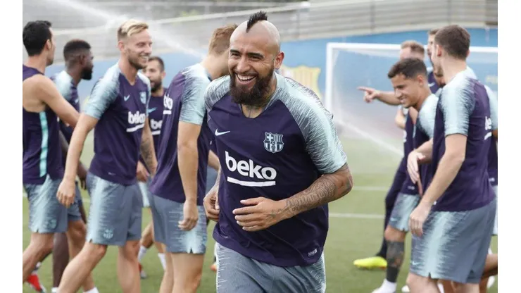 Así recibieron a Arturo Vidal sus nuevos compañeros del Barcelona