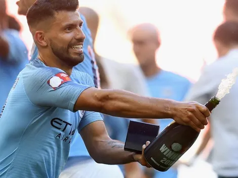 Con nuevo escudo y en ojotas, la foto de Kun Agüero desde el vestuario del City campeón