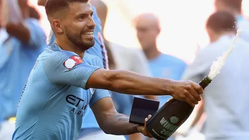 Con nuevo escudo y en ojotas, la foto de Kun Agüero desde el vestuario del City campeón