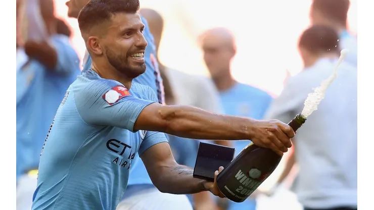 Con nuevo escudo y en ojotas, la foto de Kun Agüero desde el vestuario del City campeón
