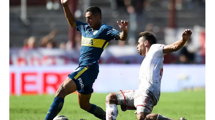 Agustín Almendra contra Huracán en la última jornada de la Superliga.