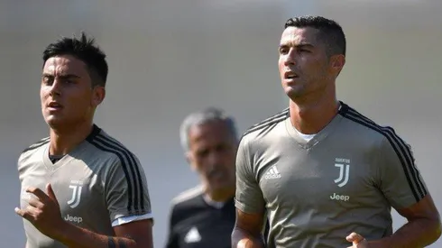 NUEVA PAREJA. Dybala y Cristiano Ronaldo trotan juntos en el entrenamiento de Juventus.