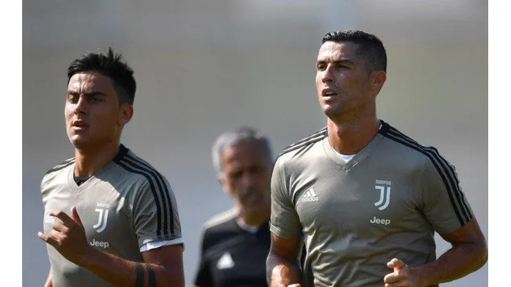 NUEVA PAREJA. Dybala y Cristiano Ronaldo trotan juntos en el entrenamiento de Juventus.