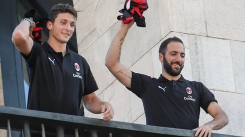 A Higuaín le robó un hincha de Milan y no le gustó nada