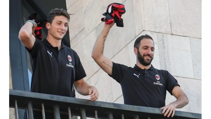 A Higuaín le robó un hincha de Milan y no le gustó nada