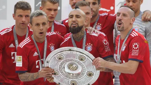 ADIÓS, REY. Arturo Vidal con el trofeo de la Bundesliga, el último que levantó con Bayern Múnich (Foto: Getty).