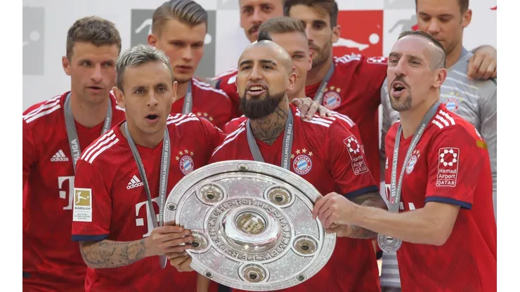 ADIÓS, REY. Arturo Vidal con el trofeo de la Bundesliga, el último que levantó con Bayern Múnich (Foto: Getty).
