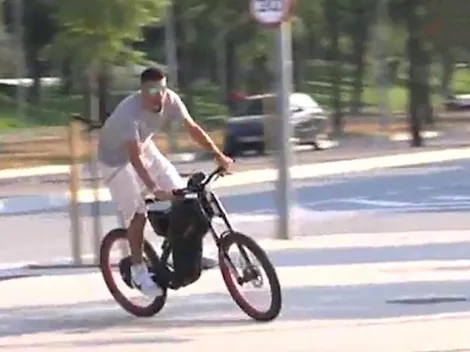 Piqué llegó y se fue del entrenamiento del Barcelona...¡en bicicleta!