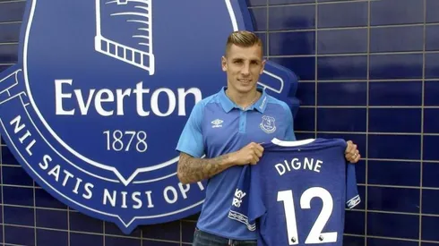 Lucas Digne posando con la camiseta de Everton.