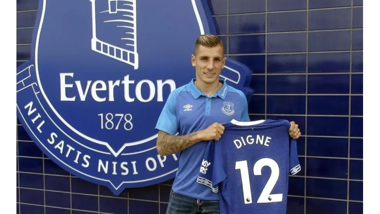 Lucas Digne posando con la camiseta de Everton.