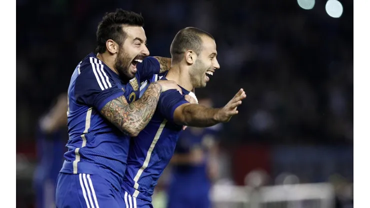 Foto de Ezequiel Lavezzi con Javier Mascherano.