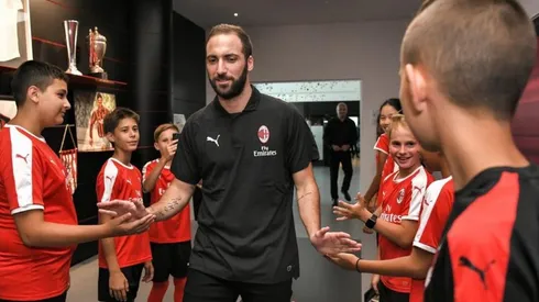 NUEVO COMIENZO. Gonzalo Higuaín fue recibido por los más chicos en Milan (Foto: AC Milan).