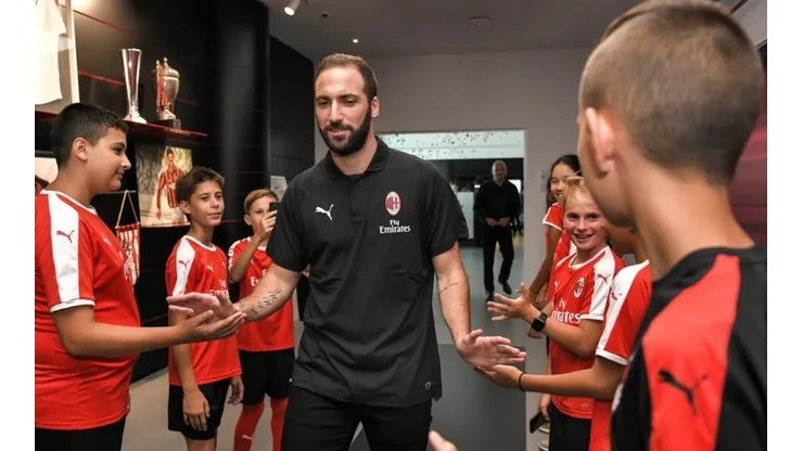 NUEVO COMIENZO. Gonzalo Higuaín fue recibido por los más chicos en Milan (Foto: AC Milan).