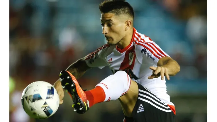 Casco con la camiseta de River.
