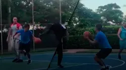 Robo y triple: Griezmann juega al básquet en sus vacaciones y la rompe