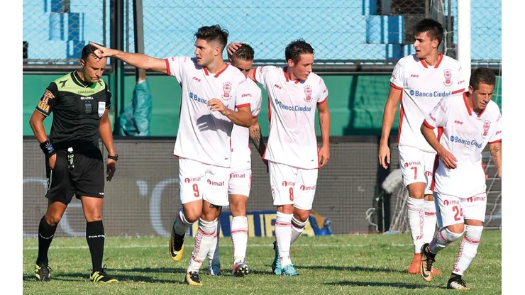 El Globo busca avanzar a los octavos de final ante Atlético Tucumán.