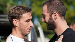 Lucas Biglia, el primero en recibir a Higuaín en el Milan