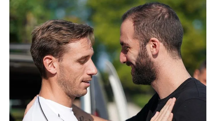 Lucas Biglia, el primero en recibir a Higuaín en el Milan