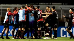 TRIUNFAZO. Los jugadores de Colón festejan la victoria ante São Paulo.