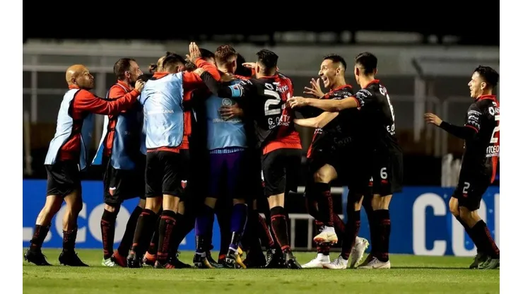 TRIUNFAZO. Los jugadores de Colón festejan la victoria ante São Paulo.