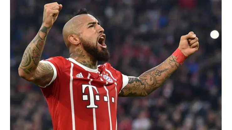 Arturo Vidal celebrando con la playera del Bayern Munich.