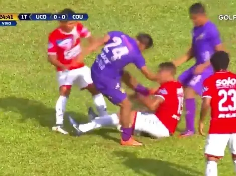 Locura en Perú: un jugador le dio una patada directa a la garganta de un rival