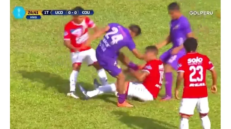 Locura en Perú: un jugador le dio una patada directa a la garganta de un rival