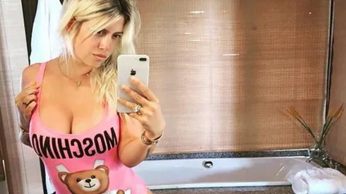 Con una guitarrita, un short bien cortito y una remera escotada, Wanda Nara se puso en modo rockera