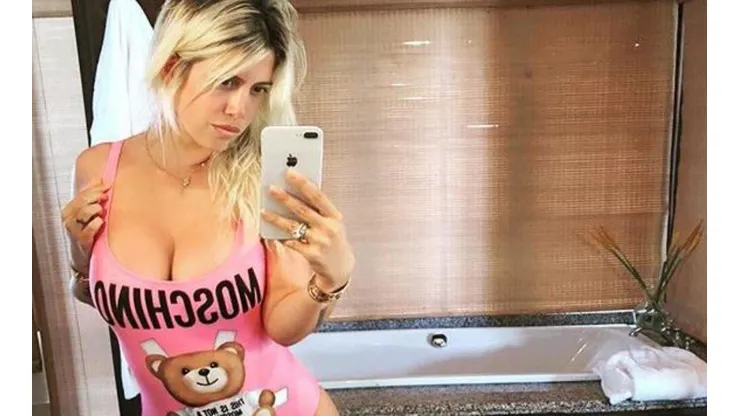 Con una guitarrita, un short bien cortito y una remera escotada, Wanda Nara se puso en modo rockera
