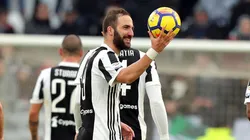 EL GOLEADOR. Gonzalo Higuaín con el balón del partido en un triunfo de Juventus (Foto: Getty).