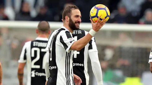 EL GOLEADOR. Gonzalo Higuaín con el balón del partido en un triunfo de Juventus (Foto: Getty).