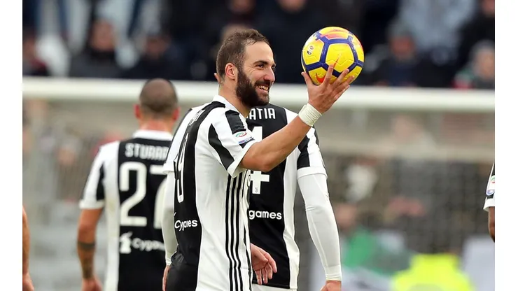 EL GOLEADOR. Gonzalo Higuaín con el balón del partido en un triunfo de Juventus (Foto: Getty).