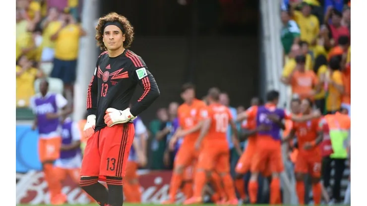 Guillermo Ochoa se enfrentará a Huntelaar luego del Mundial de Brasil 2014.