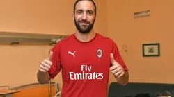 Higuaín ya posó como rossonero y debutará ante un ex