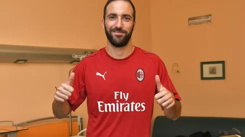 Higuaín ya posó como rossonero y debutará ante un ex