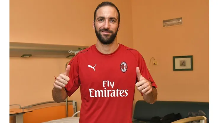 Higuaín ya posó como rossonero y debutará ante un ex