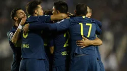 ABRAZO XENEIZE. Todos los jugadores de Boca celebran uno de los goles ante Alvarado.