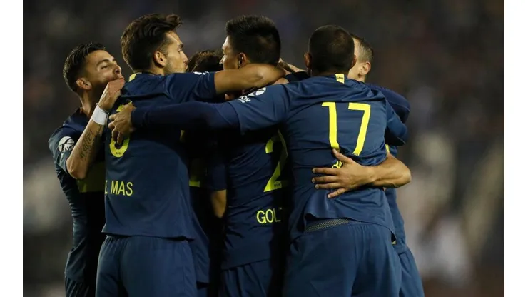 ABRAZO XENEIZE. Todos los jugadores de Boca celebran uno de los goles ante Alvarado.