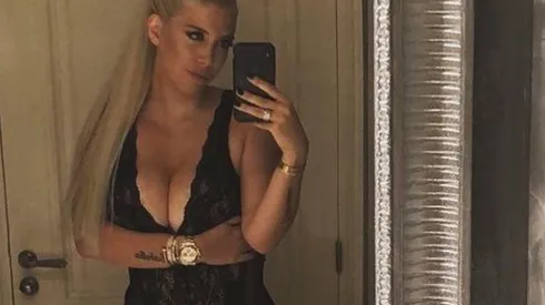 Wanda Nara subió una fotito haciéndole un asado a Icardi con una remerita escotada y pidió consejos
